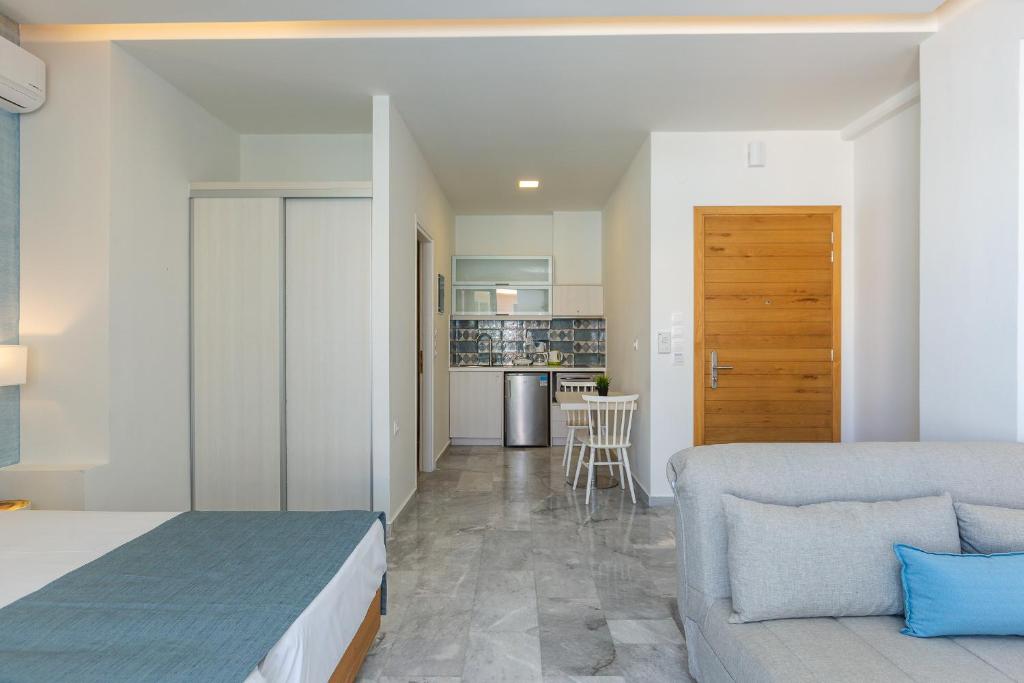 Апартаменты (Улучшенный люкс с боковым видом на море - Верхний этаж) апартамента Meltemi Apartments, Ретимно, Крит