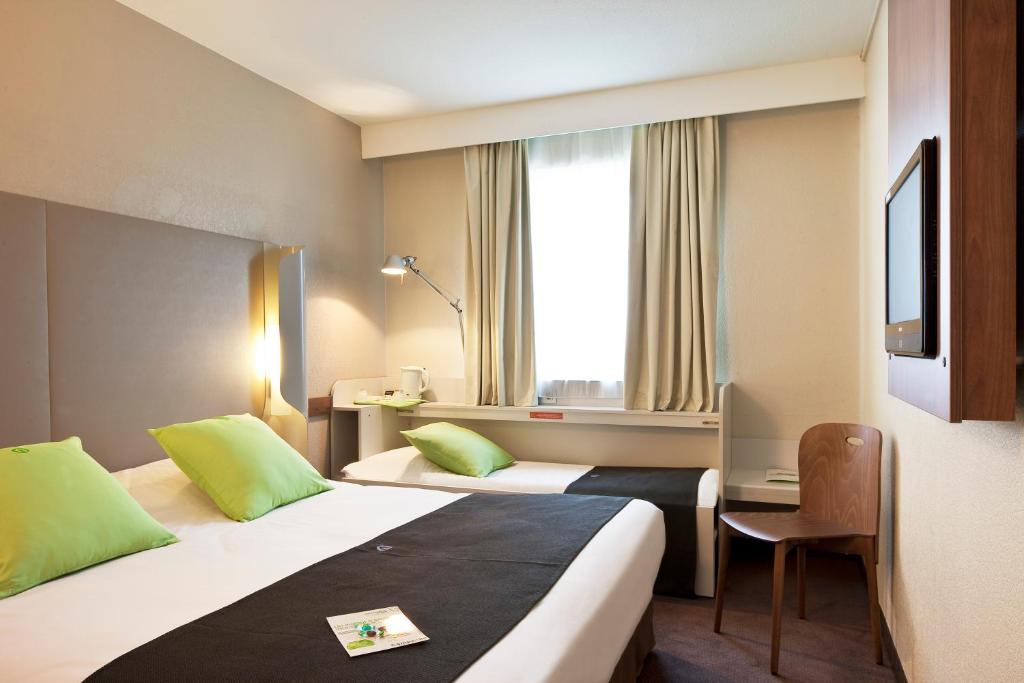 Двухместный (Улучшенный двухместный номер с 1 кроватью (для 2 взрослых и 1 ребенка)) отеля Campanile Lille Euralille, Лилль