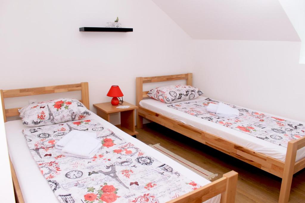 Двухместный (Двухместный номер с 2 отдельными кроватями и общей ванной комнатой) хостела A&A, Нови-Сад