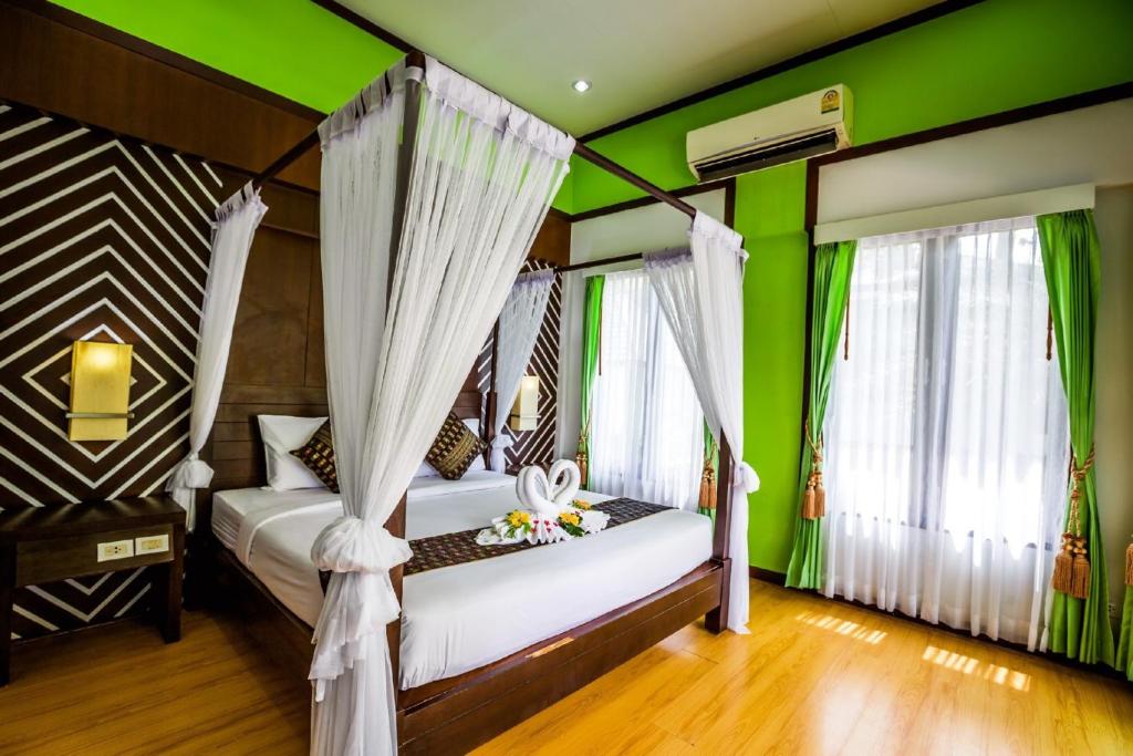 Номер (Двухместное бунгало Делюкс с 1 кроватью) курортного отеля Phi Phi Andaman Beach Resort, Пхи-Пхи