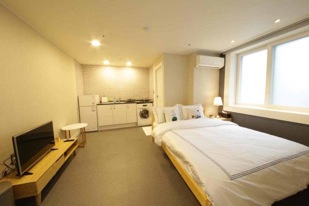 Двухместный (Двухместный номер с 1 кроватью и ванной комнатой) хостела Hostel Familie Busan Station, Пусан