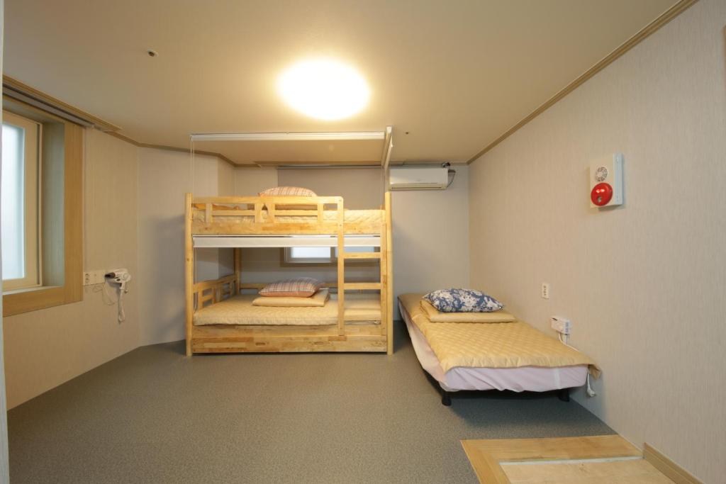 Трехместный (Трехместный номер с ванной), Hostel Familie Busan Station