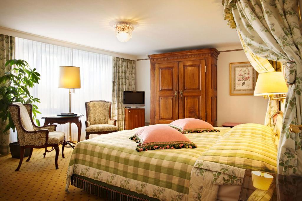 Двухместный (Улучшенный двухместный номер с 1 кроватью или 2 отдельными кроватями) отеля Romantik Hotel Wilden Mann Luzern, Люцерн