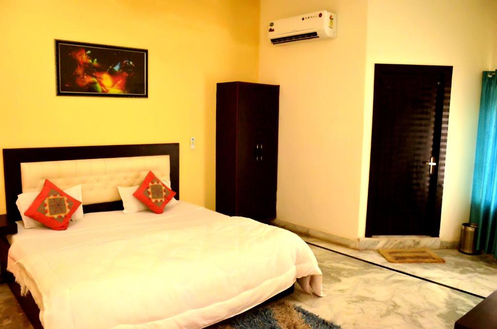 Двухместный (Номер Делюкс с кроватью размера «king-size») семейного отеля Taj Castle Homestay, Агра