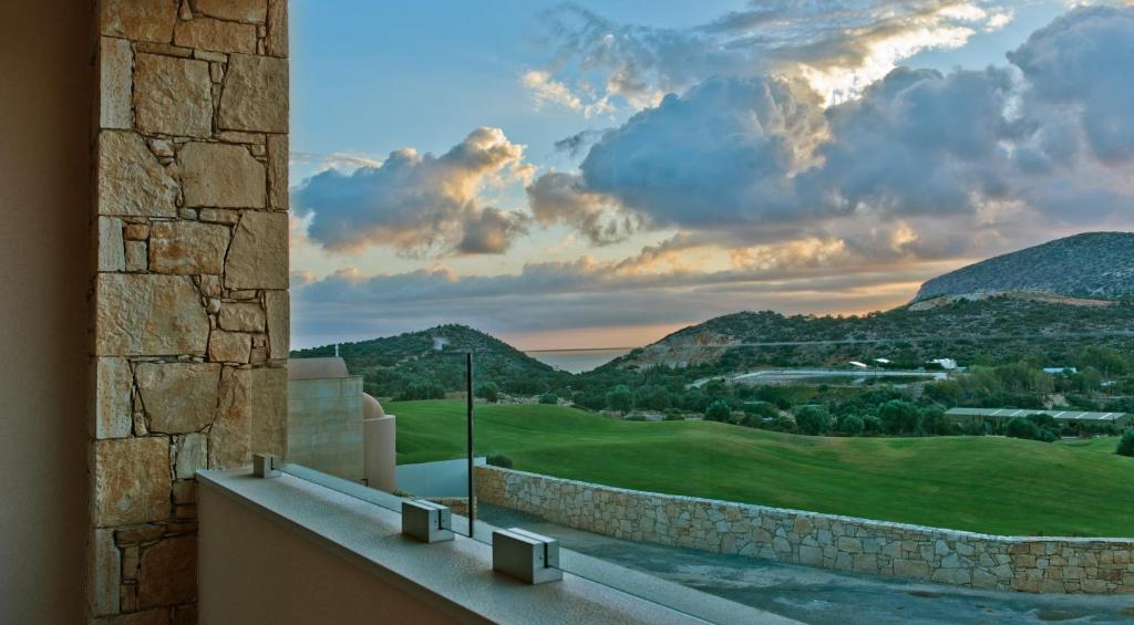 Сьюит (Полулюкс с видом на поле для гольфа и горы) отеля Crete Golf Club Hotel, Херсониссос