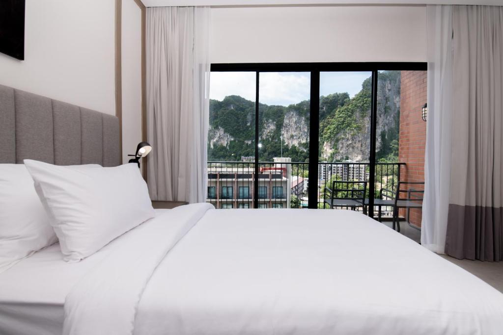 Двухместный (Двухместный номер Делюкс с 1 кроватью или 2 отдельными кроватями, вид на скалу) отеля Sugar Marina Resort CLIFFHANGER Aonang, Краби