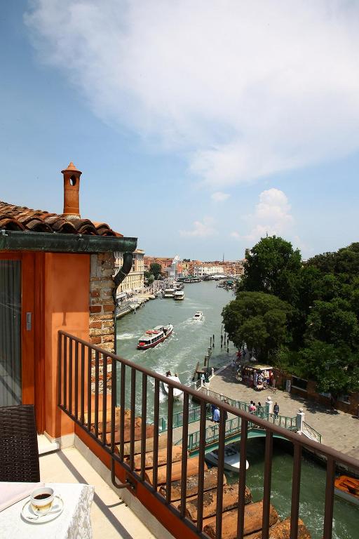 Сьюит (Полулюкс на крыше) отеля Hotel Santa Chiara & Residenza Parisi, Венеция