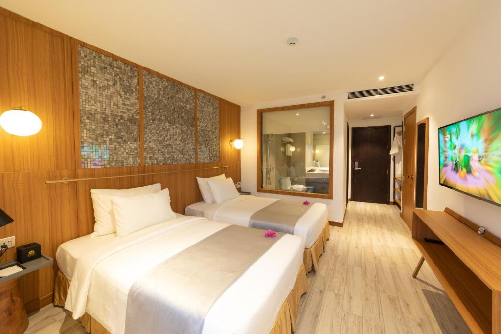 Двухместный (Улучшенный двухместный номер с 1 кроватью или 2 отдельными кроватями) отеля Majestic Premium Hotel, Нячанг