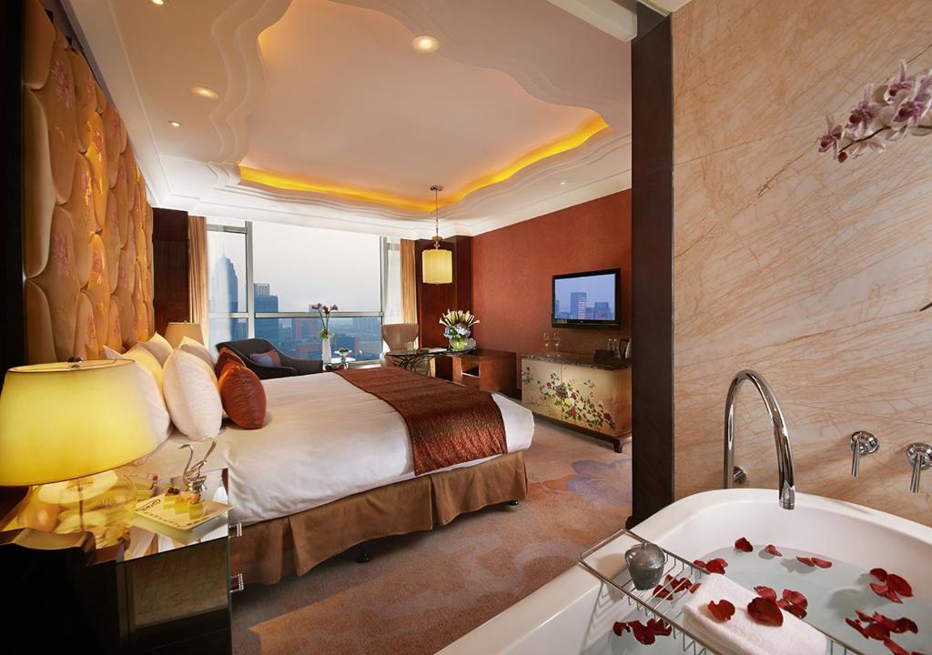 Двухместный (Улучшенный номер с кроватью размера «king-size») отеля New Century Grand Hotel Ningbo, Нинбо