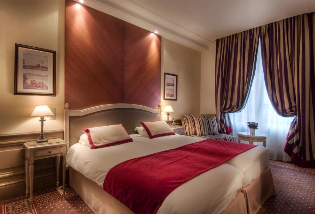 Трехместный (Улучшенный номер с кроватью размера «queen-size») отеля Best Western Premier Trocadero La Tour, Париж