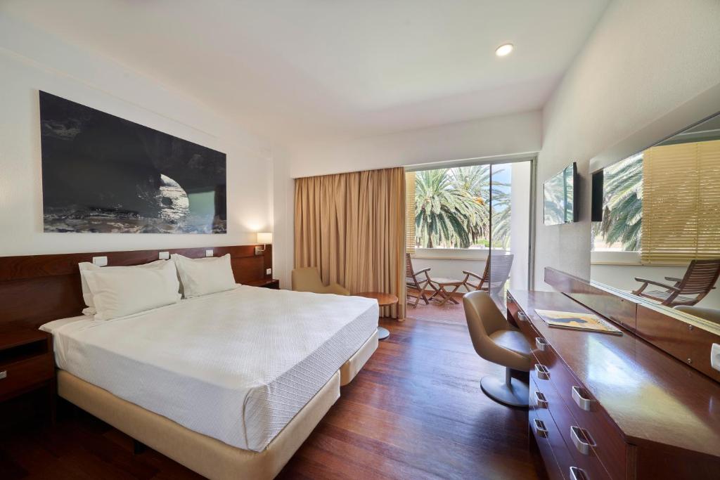 Двухместный (Двухместный номер с 2 отдельными кроватями и балконом) отеля Hotel Porto Santo & Spa, Порту-Санту