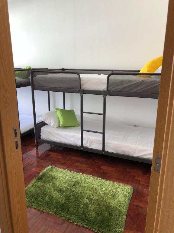 Номер (Кровать в общем 6-местном номере для мужчин и женщин) хостела 7 Rivers Hostel, Лиссабон
