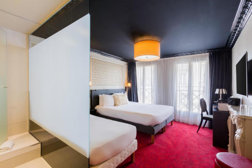 Трехместный (Улучшенный номер с кроватью размера «queen-size»), Best Western Le Montmartre – Saint Pierre