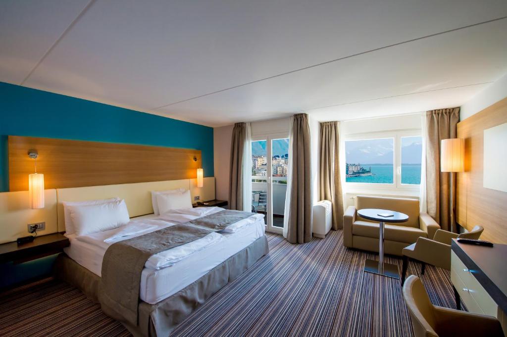 Двухместный (Привилегированный двухместный номер с 1 кроватью, балконом и видом на озеро) отеля Eurotel Montreux, Монтрё