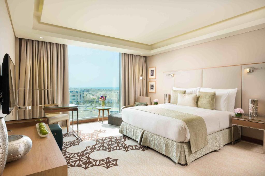Двухместный (Классический номер с кроватью размера «king-size») отеля Grand Millennium Muscat, Маскат