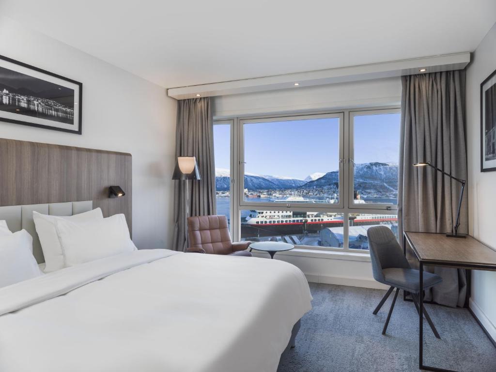 Двухместный (Номер «Премиум» с видом на море и горы) отеля Radisson Blu Hotel Tromsø, Тромсе