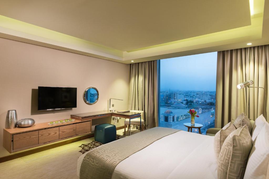 Двухместный (Клубный номер с кроватью размера «king-size») отеля Grand Millennium Muscat, Маскат