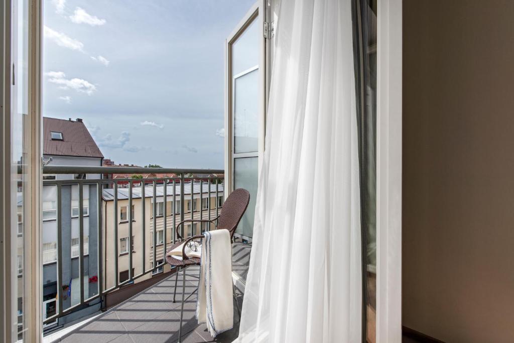 Двухместный (Улучшенный двухместный номер с 1 кроватью или 2 отдельными кроватями и балконом) отеля Radisson Blu Hotel, Klaipeda, Клайпеда