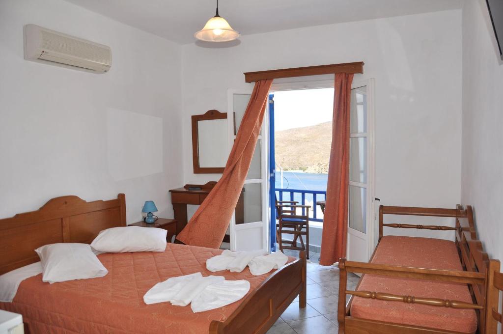 Трехместный (Стандартный трехместный номер с видом на море) отеля Hotel Agnadi, Аморгос