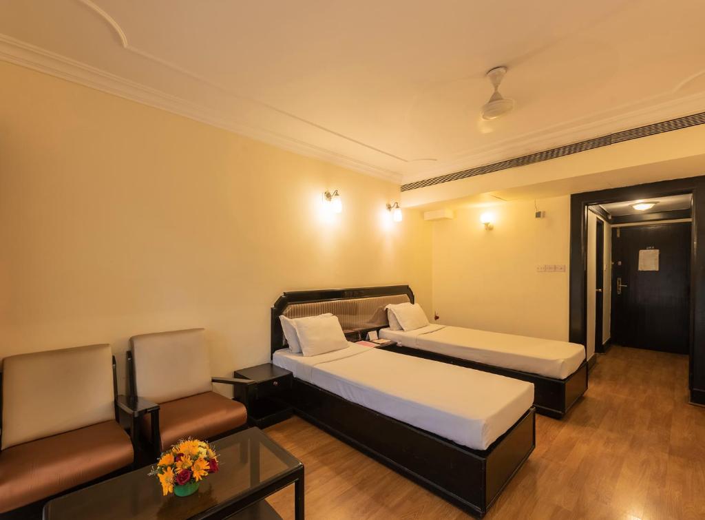 Двухместный (Улучшенный двухместный номер с 2 отдельными кроватями) отеля Hotel Ballal Residency, Бангалор