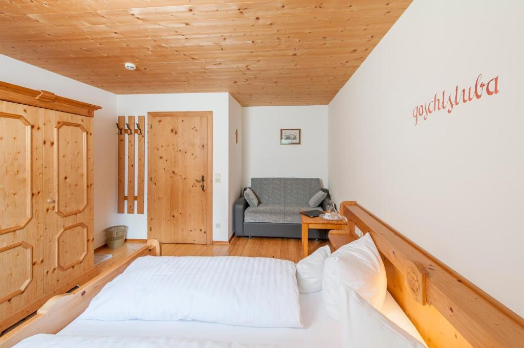 Двухместный (Двухместный номер с диваном-кроватью (для 2-4 взрослых)) отеля Wohlfühl-Hotel Berghof, Наудерс