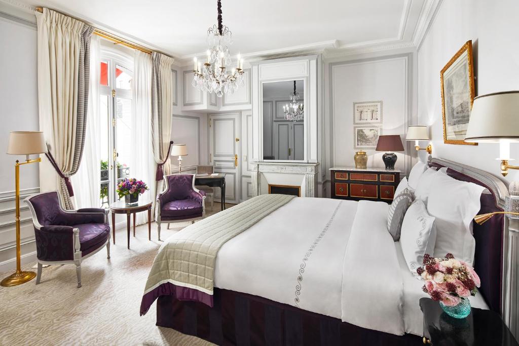 Двухместный (Улучшенный двухместный номер с 1 кроватью или 2 отдельными кроватями) отеля Hotel Plaza Athenee Paris, Париж