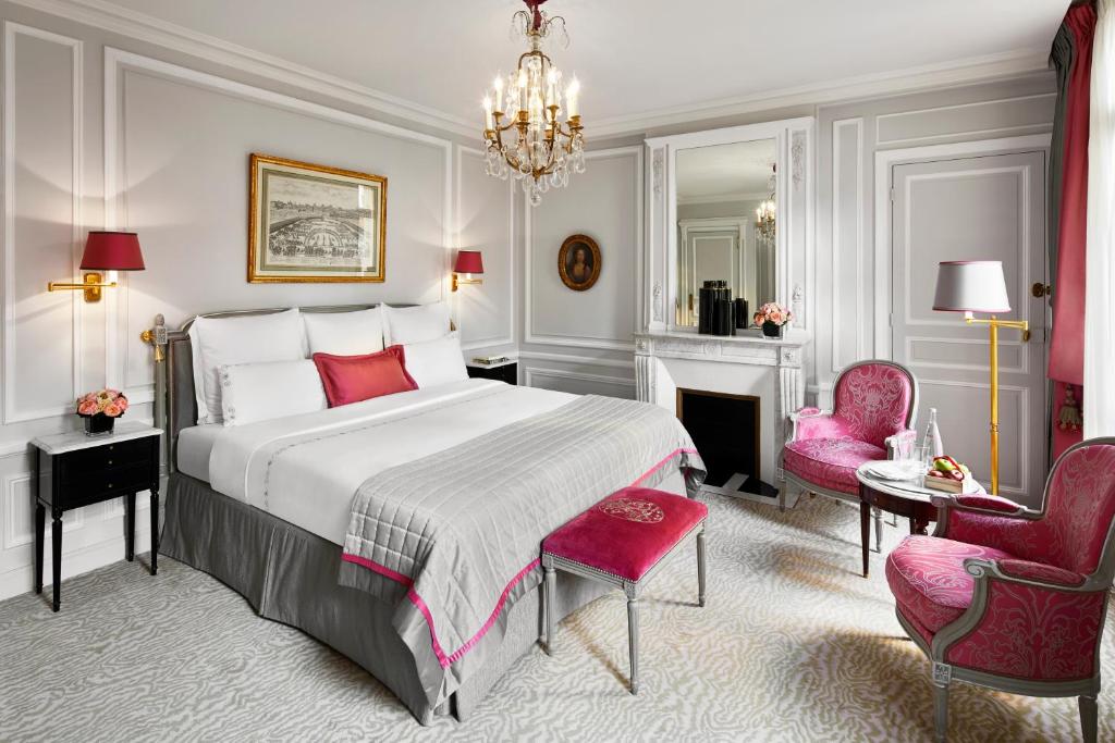 Двухместный (Двухместный номер Делюкс с 1 кроватью или 2 отдельными кроватями) отеля Hotel Plaza Athenee Paris, Париж