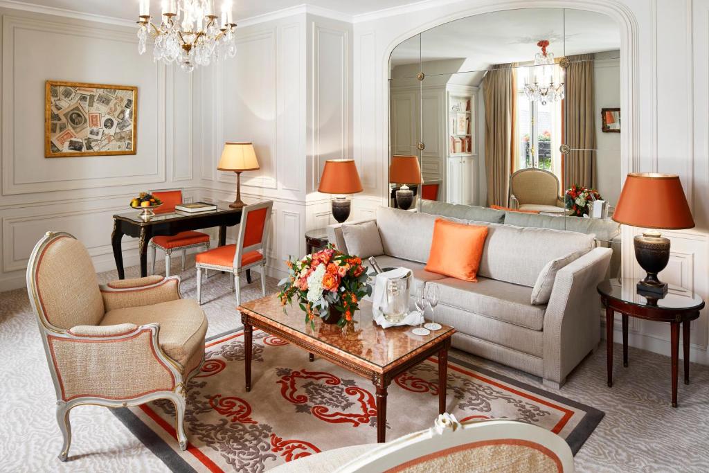 Сьюит (Улучшенный люкс), Hotel Plaza Athenee Paris