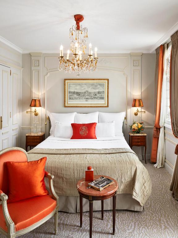 Сьюит (Улучшенный люкс), Hotel Plaza Athenee Paris