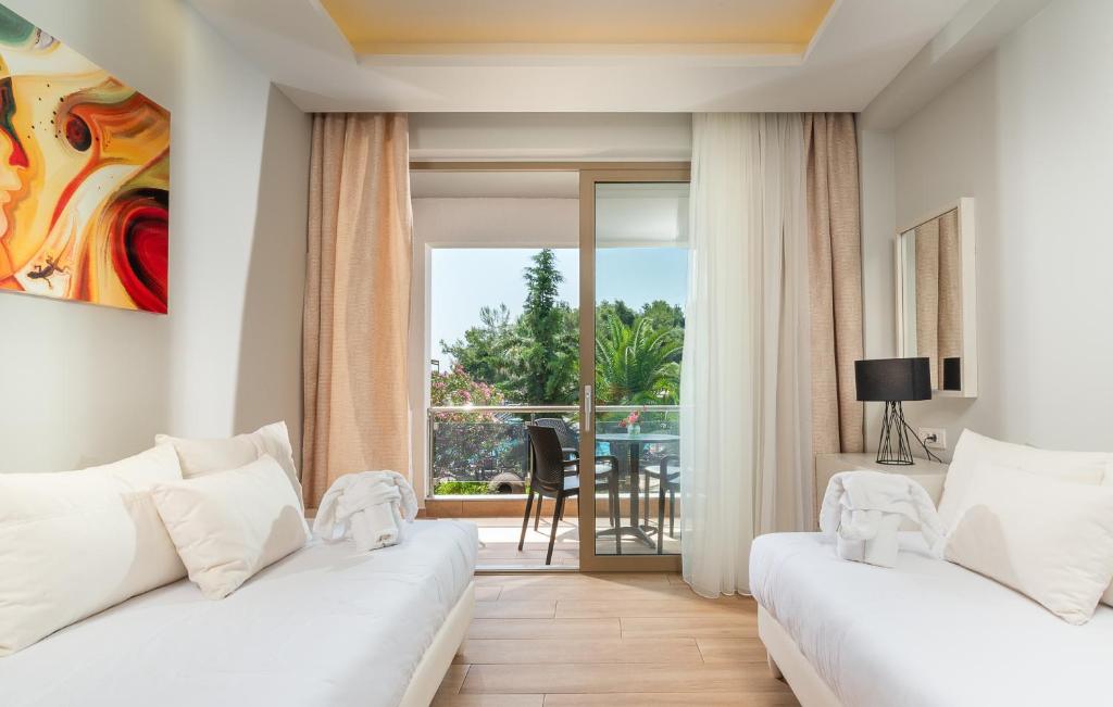 Сьюит (Полулюкс с видом на сад) отеля Poseidon Resort Hotel, Неос-Мармарас