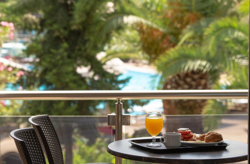 Двухместный (Улучшенный двухместный номер с 1 кроватью) отеля Poseidon Resort Hotel, Неос-Мармарас