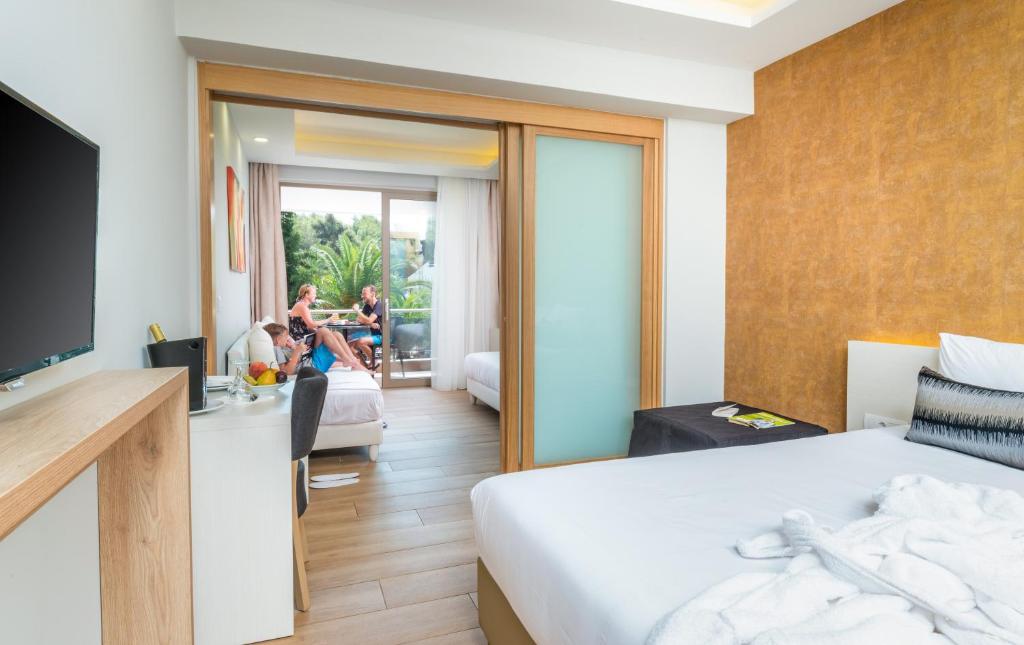 Сьюит (Полулюкс с видом на сад (для 2 взрослых и 2 детей)) отеля Poseidon Resort Hotel, Неос-Мармарас