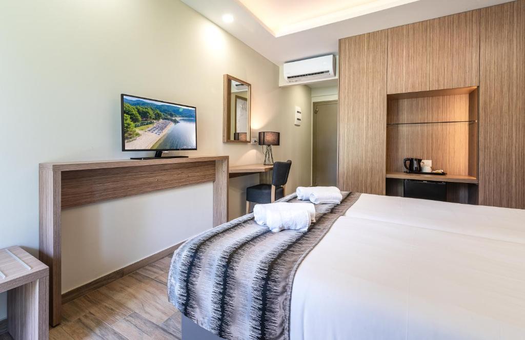 Трехместный (Улучшенный трехместный номер) отеля Poseidon Resort Hotel, Неос-Мармарас