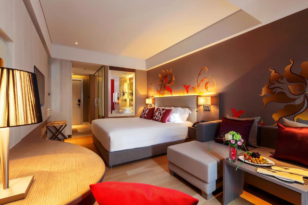 Трехместный (Улучшенный номер с кроватью размера «king-size») отеля Grand Mercure Phuket Patong, Пхукет