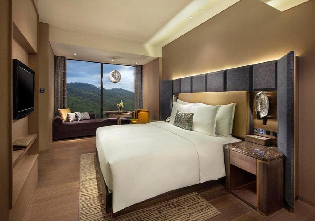Двухместный (Номер с кроватью размера «king-size» и видом на горы) отеля Grand Bay View Hotel, Чжухай