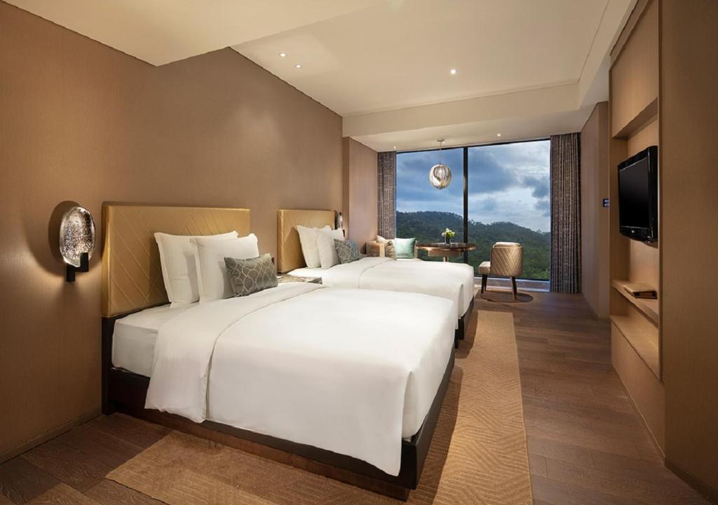 Двухместный (Двухместный номер с 2 отдельными кроватями и видом на горы) отеля Grand Bay View Hotel, Чжухай