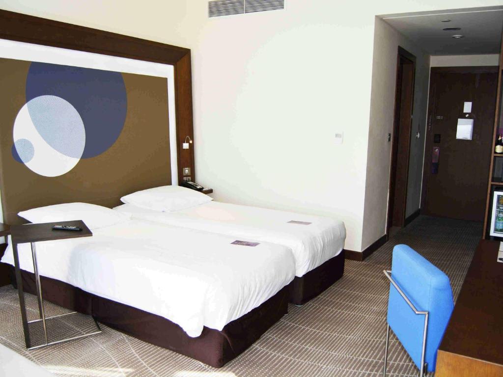Двухместный (Улучшенный двухместный номер с 2 отдельными кроватями и диваном) отеля Novotel Abu Dhabi Gate, Абу-Даби