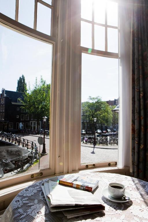 Семейный (Семейный номер с видом на канал) отеля Amsterdam Wiechmann Hotel, Амстердам