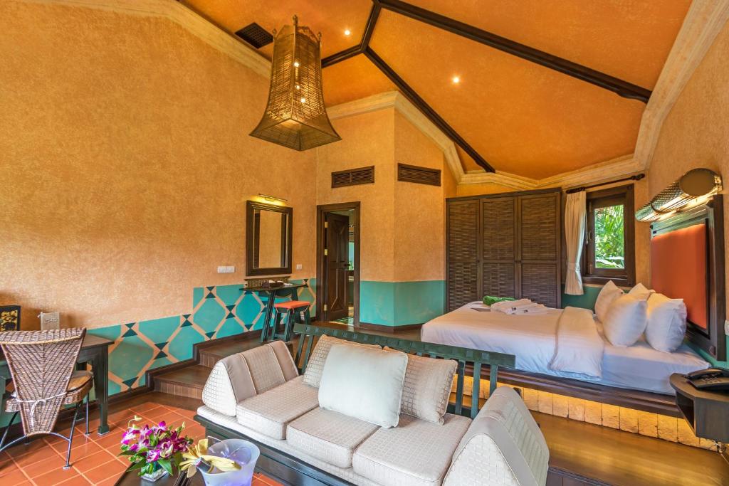 Двухместный (Улучшенный двухместный номер с 1 кроватью и гидромассажной ванной) курортного отеля Mangosteen Ayurveda & Wellness Resort, Пхукет