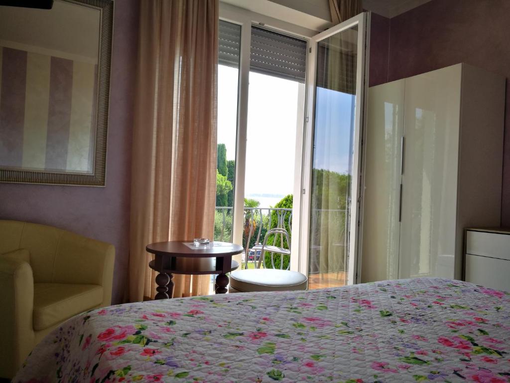 Двухместный (Двухместный номер с 1 кроватью или 2 отдельными кроватями и балконом) отеля Hotel Mirabello, Сирмионе