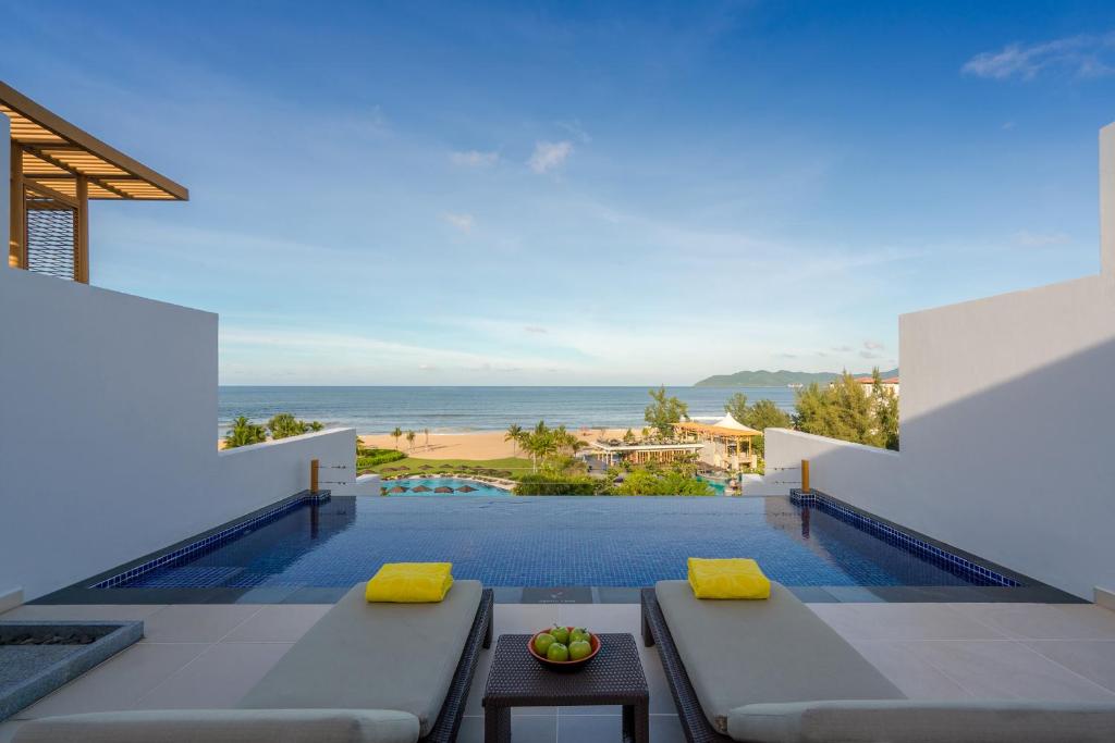 Сьюит (Люкс с 1 спальней и видом на море) курортного отеля Angsana Lang Co, Хюэ