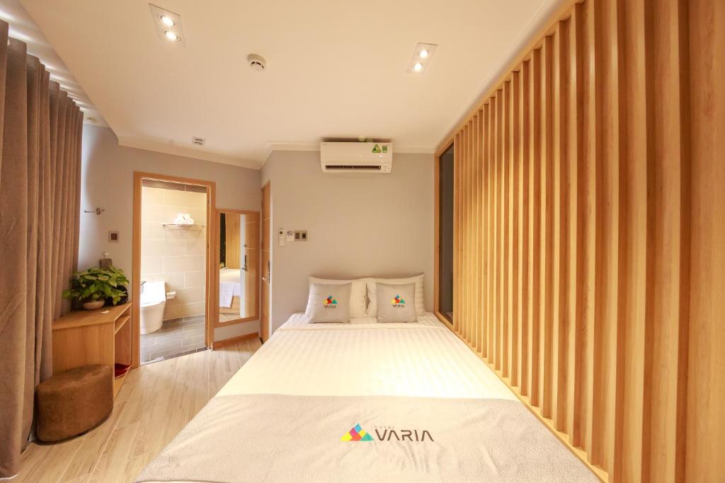 Двухместный (Улучшенный номер с кроватью размера «queen-size») отеля Varia Hotel, Дуонг-Донг