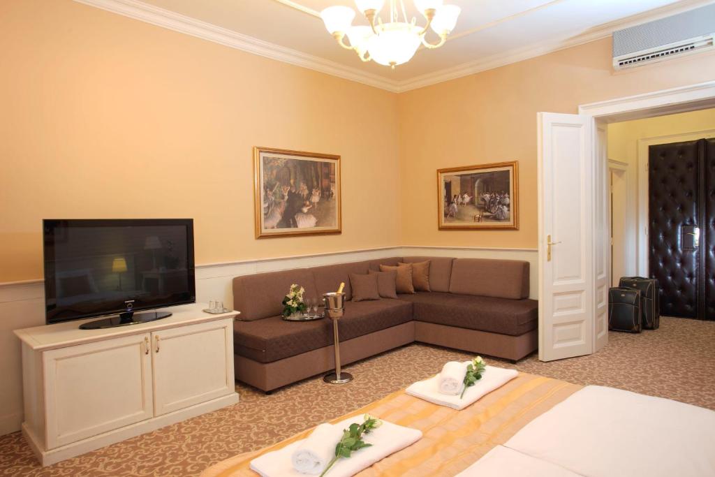 Трехместный (Улучшенный трехместный номер) отеля Booking Rooms, Белград