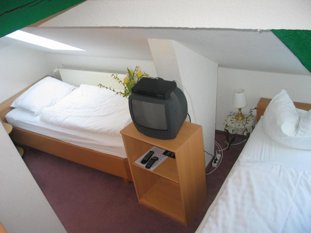Двухместный (Бюджетный двухместный номер с 2 отдельными кроватями и общей ванной комнатой) гостевого дома Adler Hotel Dresden, Дрезден