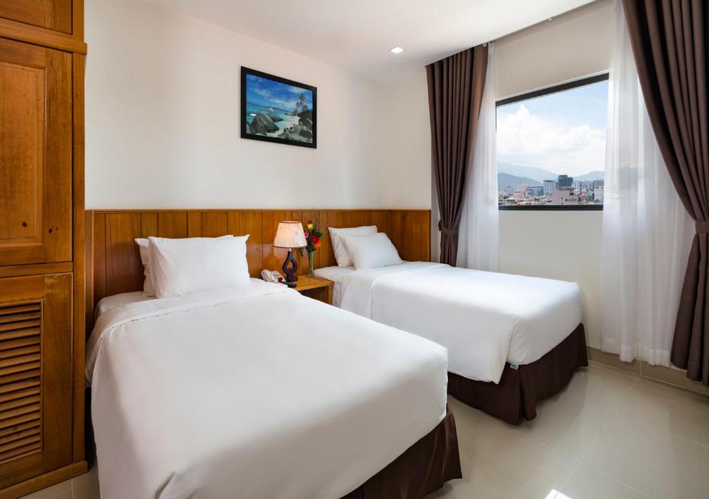 Двухместный (Улучшенный двухместный номер с 1 кроватью или 2 отдельными кроватями, вид на город) отеля Royal Hotel Nha Trang, Нячанг