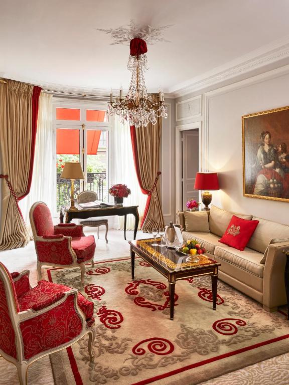 Сьюит (Суперлюкс с видом на авеню) отеля Hotel Plaza Athenee Paris, Париж