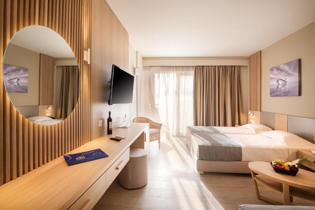 Двухместный (Двухместный номер с 1 кроватью или 2 отдельными кроватями и боковым видом на море) курортного отеля Horizon Beach Resort, Мастихарион