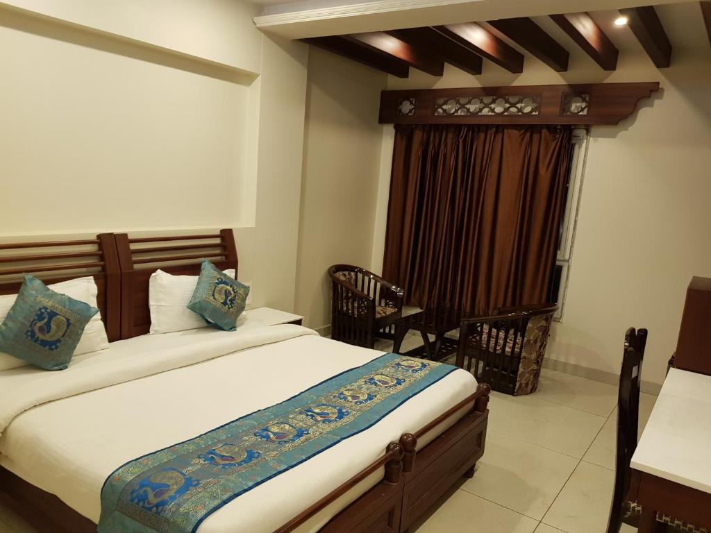 Двухместный (Улучшенный двухместный номер с 1 кроватью и видом на реку) отеля Hotel Banaras Haveli, Варанаси