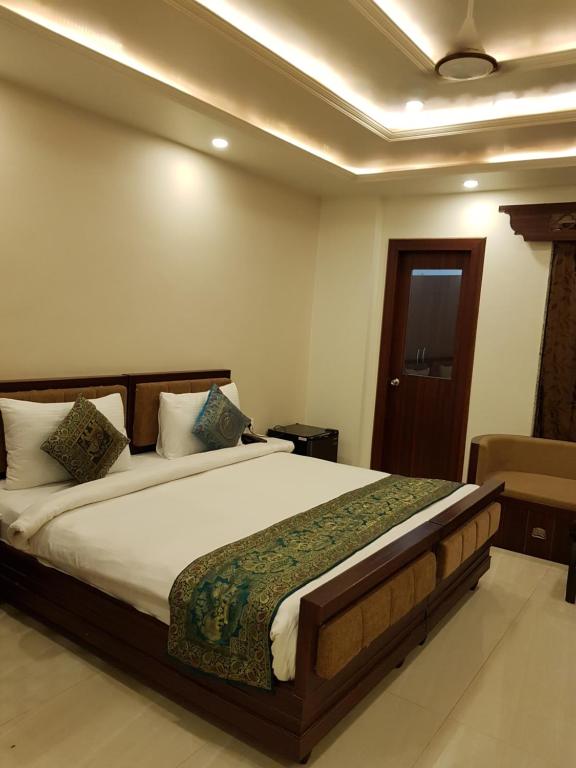 Трехместный (Улучшенный трехместный номер) отеля Hotel Banaras Haveli, Варанаси