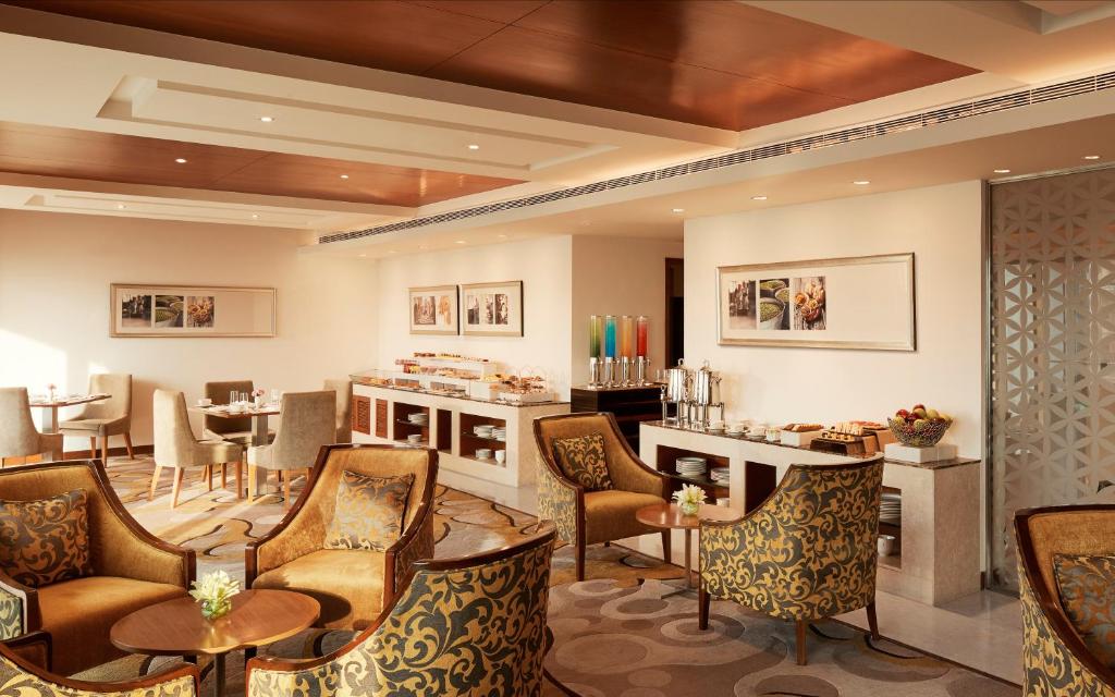 Четырехместный (Club King Room with Lounge Access & One Way Railway Station/ Airport Transfer.) отеля Taj Swarna - World Class Hotel, Амритсар